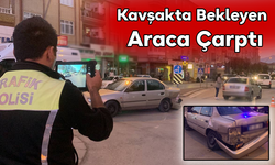 Kavşakta Bekleyen Araca Çarptı