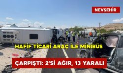 Hafif Ticari Araç İle Minibüs Çarpıştı: 2'si Ağır, 13 Yaralı