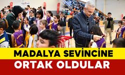 Vali Çiçekli ve eşi madalya sevincine ortak oldular