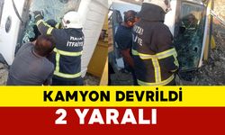 Hafriyat kamyonu devrildi: 2 yaralı