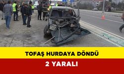 Aydınlatma direğine çarpan Tofaş hurdaya döndü: 2 yaralı