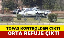 Eskişehir'de Kontrolünü Kaybeden TOFAŞ Bariyerlere Çarptı