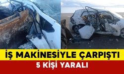 Van'da otomobil ile iş makinesi çarpıştı: 5 yaralı