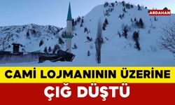 Cami lojmanının üzerine çığ düştü