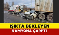 Eskişehir’de ışıkta bekleyen kamyona çarpan otomobilin sürücüsü yaralandı