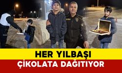 Karaman’da 9 yaşındaki Yaman, 3 yıldır yılbaşında polislere çikolata dağıtıyor