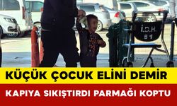 Küçük çocuk elini demir kapıya sıkıştırdı parmağı koptu