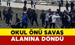 Okul önü savaş alanına döndü: Liseliler yumruk yumruğa kavga etti