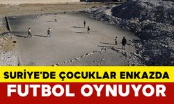 Suriye'de çocuklar, enkaz yığınları arasında futbol oynuyor