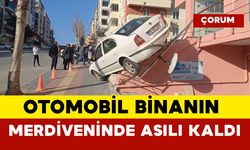 Otomobil binanın merdiveninde asılı kaldı