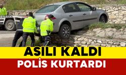 Safranbolu'da Otomobil Duvarda Asılı Kaldı, Polisler Kurtardı