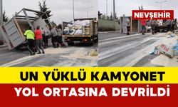 Un yüklü kamyonet yol ortasına devrildi: 2 yaralı