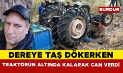 Dereye taş dökerken devrilen traktörün altında kaldı