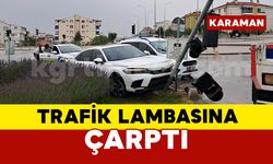 Karaman’da kontrolden çıkan araç trafik lambasına çarptı