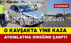Karaman’da o kavşakta yine kaza: Otomobil aydınlatma direğine çarptı
