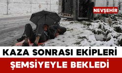 Kaza sonrası sağlık ekiplerini şemsiye ile yatarak bekledi