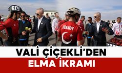 Vali Çiçekli Sporculara Elma İkram Etti