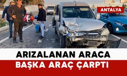 Arızalanan otomobile başka araç çarptı: 2 yaralı