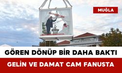 Gören Dönüp Bir Daha Baktı: Gelin ve Damat Cam Fanusta