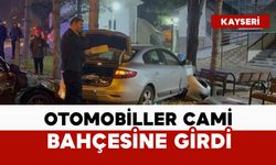 Kazada otomobiller cami bahçesine girdi