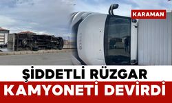 Karaman’da rüzgâra dayanamayan kamyonet devrildi