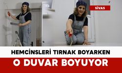 Hemcinsleri tırnaklarını boyarken, o duvar boyuyor
