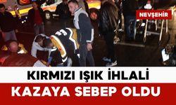 Kırmızı ışıkta geçen motorla otomobil çarpıştı: 3 yaralı