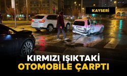 Alkollü sürücü kırmızı ışıkta bekleyen otomobile çarptı: 1 yaralı