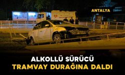 Alkollü sürücü tramvay durağına daldı