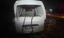 Karaman’da yağışlı havada kontrolden çıkan panelvan araç takla attı