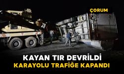Kayan tır devrildi, karayolu trafiğe kapandı