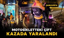 Motosikletteki çift kazada yaralandı