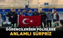 Öğrencilerden Polislere Anlamlı Sürpriz