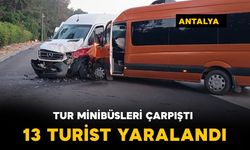 Tur minibüsleri çarpıştı, 13 turist yaralandı
