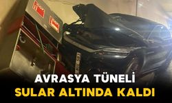 Avrasya Tüneli’nde Otomobil Yangın Panosuna Çarptı