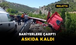Bariyerlere çarparak askıda kaldı