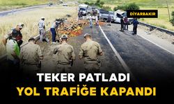 Kamyonetin tekeri patladı: Savrulan ürünler yolu trafiğe kapattı