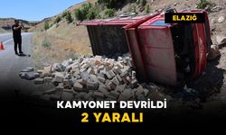 Parke taşı yüklü kamyonet devrildi: 2 yaralı