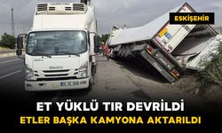 Et yüklü tır devrildi: etler başka kamyona aktarıldı