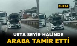 Bursa'da seyir halindeki otomobilin kaputunu açarak tamir yaptı