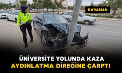 Karaman'da üniversite yolunda kaza: otomobil aydınlatma direğine çarptı