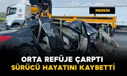 Tarsus'ta otomobil orta refüje çarptı: Sürücü hayatını kaybetti