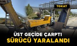 Üst geçide çarptı: Sürücü yaralandı