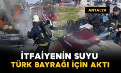 Antalya'da yanan aracı söndüren itfaiyenin suyu, Türk bayrağı için aktı