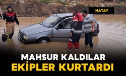 Hatay'da suyla kaplı yolda mahsur kaldılar: ekipler kurtardı