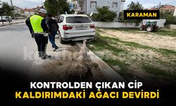 Karaman'da kontrolden çıkan cip kaldırımdaki ağacı devirdi