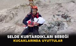 Sakarya’da selde kurtardıkları bebeği kucaklarında uyuttular