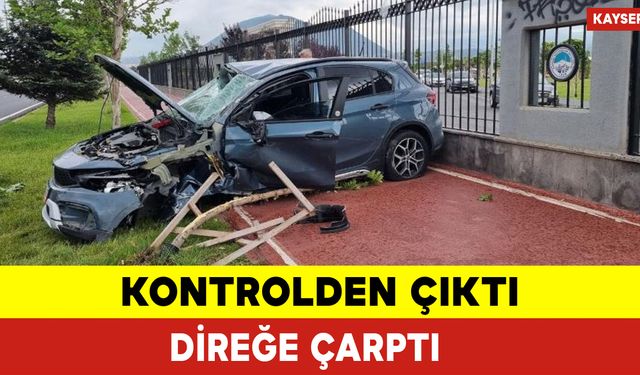 Kontrolden Çıktı Direğe Çarptı Yan Yola Çıktı