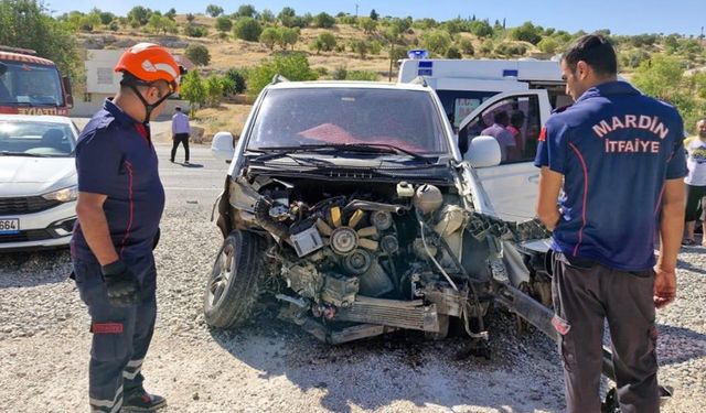 Kamyonetle Hafif Ticari Çarpıştı: 2 Yaralı