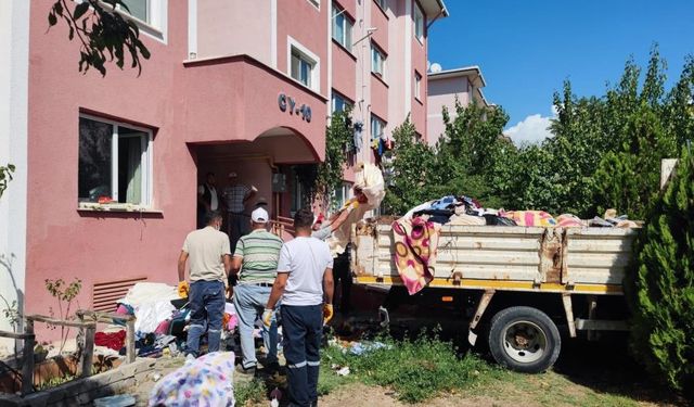 Kötü kokular geliyordu... 3 kamyon çöp çıktı